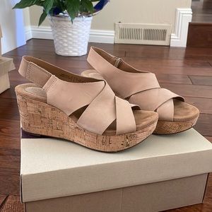 CLARKS CASLYNN SHAE Wedge Sandals. 9